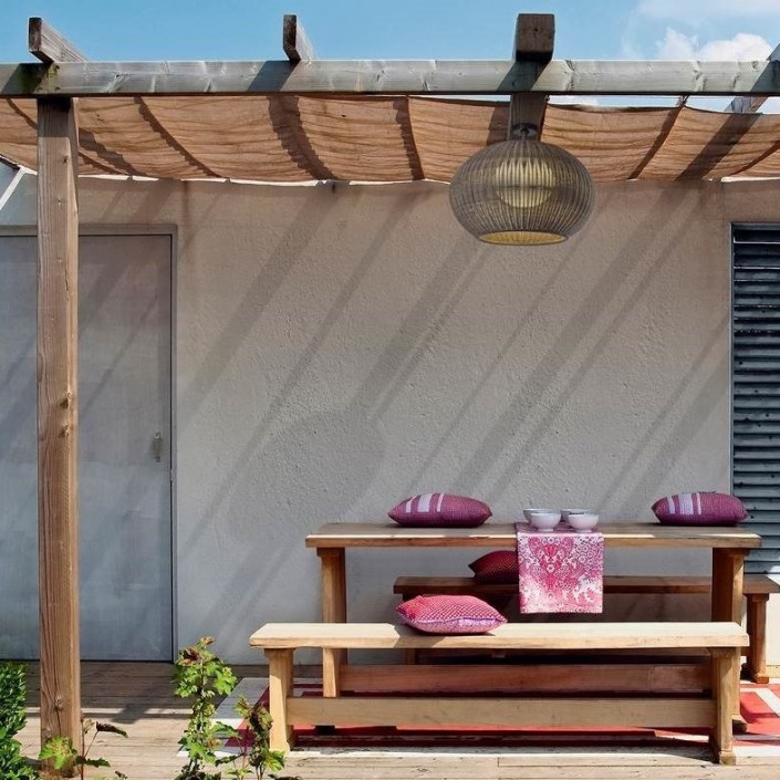 Éclairage d'une terrasse avec le plafonnier Garota PF 01 outdoor de couleur marron BOVER - Valente Design