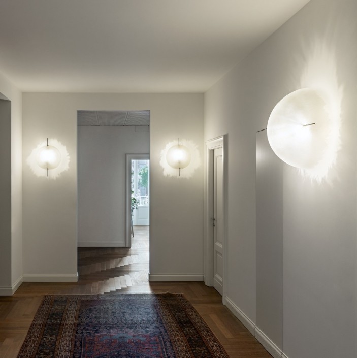 Appliques POSKRISI W version blanc Catellani&Smith - Valente Design mise en scène couloir