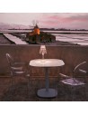 Lampe de table sans fil Battery cristal  mise en scène sur terrasse Kartell - Valente Design