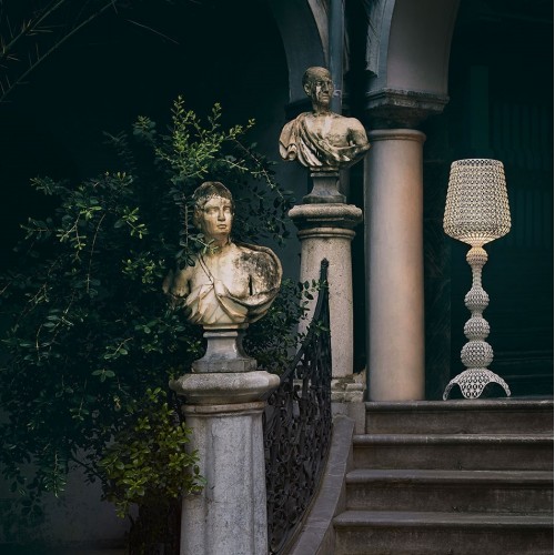 Lampadaire Kabuki outdoor blanc mat Kartell - Valente Design mise en scène escalier