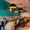 Suspensions Stchu-Moon 02 feuilles or Catellani & Smith - Valente Design dans restaurant