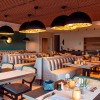 Suspensions Stchu-Moon 02 feuilles or Catellani & Smith - Valente Design mise en scène dans restaurant