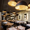 Suspension Stchu-Moon 02 Chandelier feuille or Catellani and Smith - Valente Design mise en scène restaurant