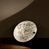 Lampe à poser Stchu-Moon 01 feuille argent Catellani and Smith - Valente Design mise en scène allumée