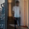 Lampadaire Chiaroscura rouge foncé Foscarini Valente Design éclairé dans couloir