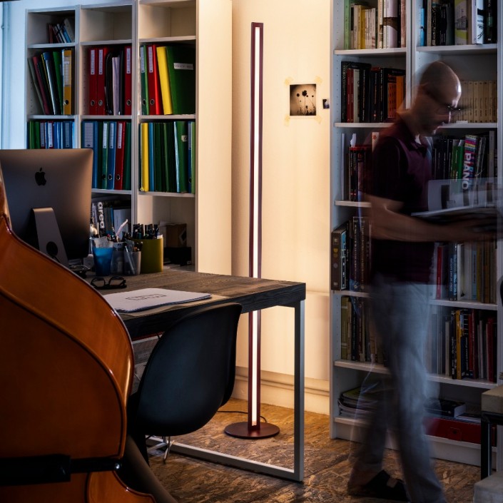 Lampadaire Chiaroscura rouge foncé Foscarini Valente Design éclairé dans bibliothèque
