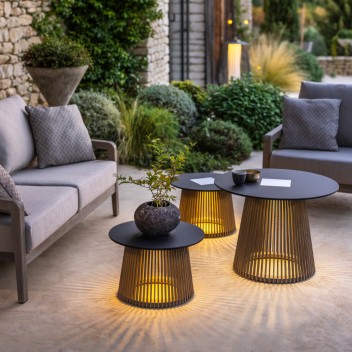 Tables basses lumineuses solaire TECKA petit et grand modèle Les Jardins - Valente Design sur terrasse