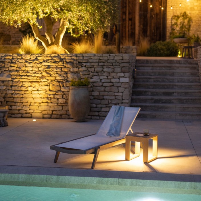 Table basse lumineuse solaire RANCHO Les Jardins - Valente Design éclairée aux abords de la piscine