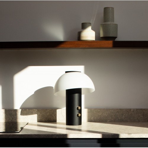 Lampe Piccolo enceinte Bluetooth noir - Jaune Fabrique - Valente Design mise en scène