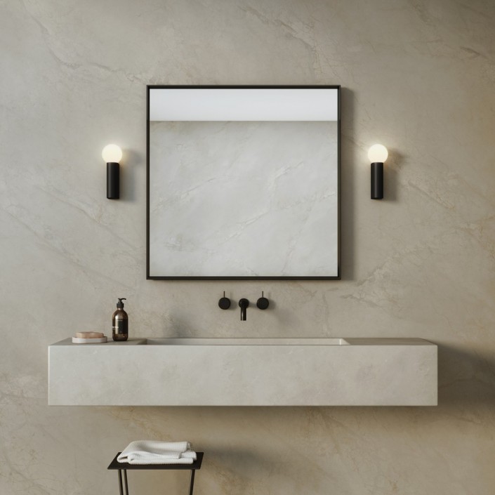 Applique Ortona single noir mat Astro Lighting Valente Design allumée dans salle de bain