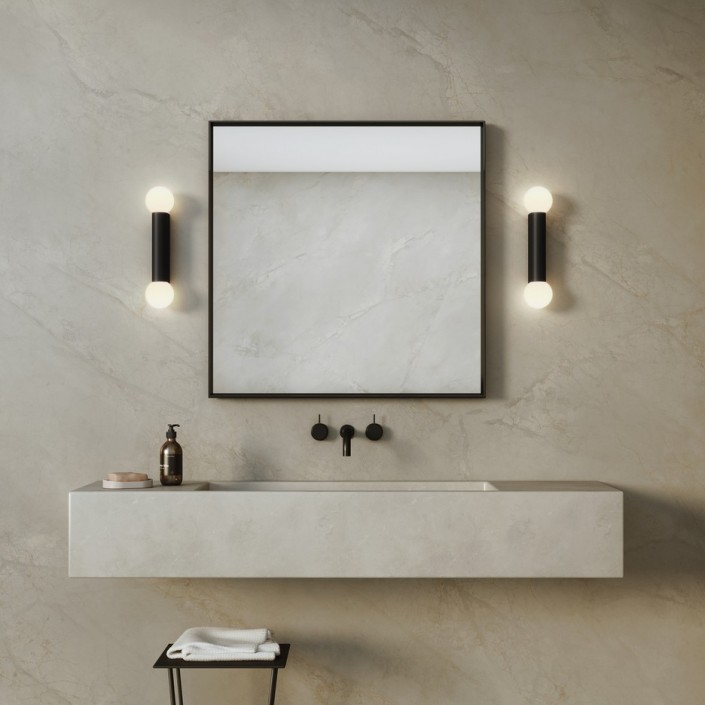 Applique Ortona Twin noir mat Astro Lighting Valente Design allumée dans salle de bain