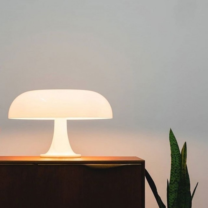 Lampe de table Nesso blanc Artemide - Valente Design - éclairée - mise en scène sur table