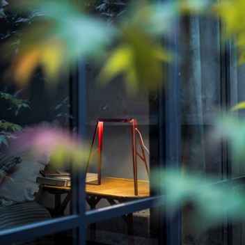 Lampe Bridge 2 rouge allumée Foscarini - Valente Design mise en scène