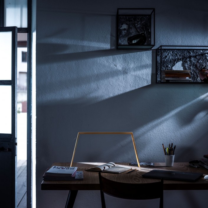 Lampe Bridge 1 laiton Foscarini - Valente Design - sur bureau