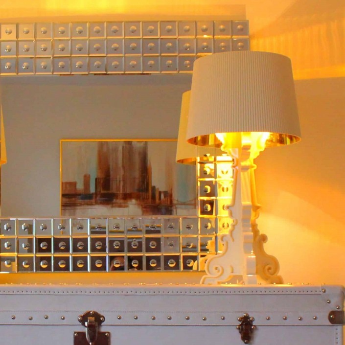 Lampe de table Bourgie  White and Gold Kartell - Valente Design éclairée