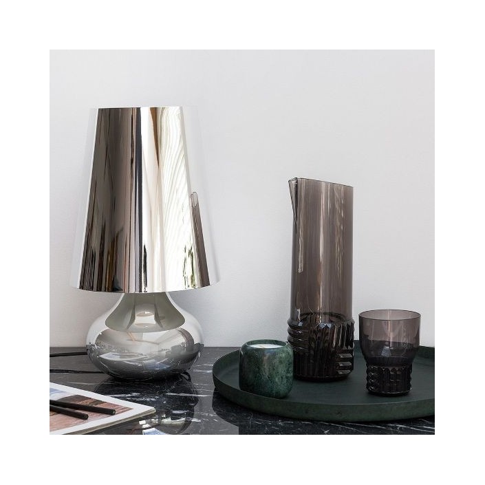 Lampe de table Cindy platine Kartell - Valente Design sur table