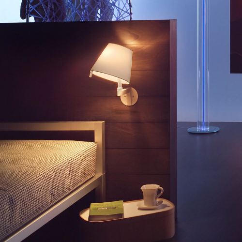 Applique Melampo Wall with switch gris abat-jour gris Artemide - Valente Design éclairée en tête de lit