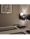 Applique Melampo Wall with switch gris abat-jour gris Artemide - Valente Design mise en scène éclairée dans chambre