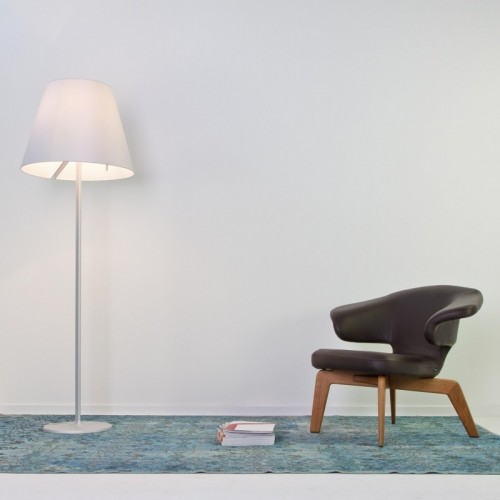 Lampadaire Melampo Mega gris abat-jour gris Artemide - Valente Design - mise en scène