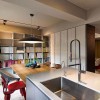 Suspension Neutra noir Kartell - Valente Design - mise en scène cuisine