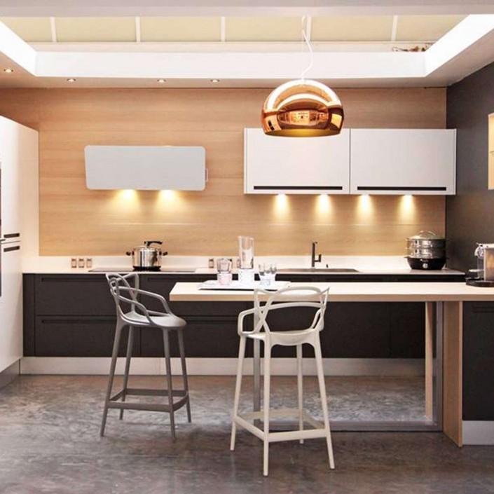 suspension fly metalisee cuivre Kartell - Valente design - mise en scène cuisine