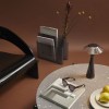 Lampe de table sans fil Space Indoor titane Kartell - Valente Design - mise en scène