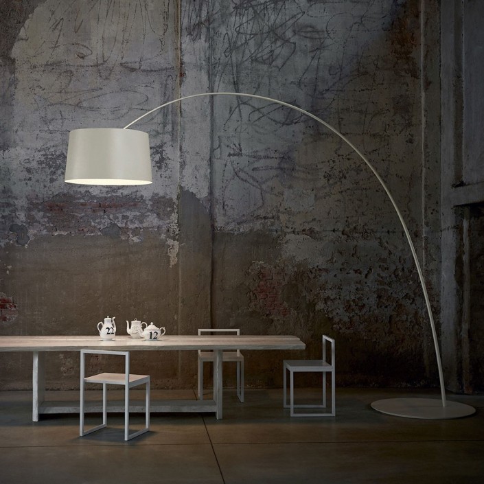 Lampadaire Twice as Twiggy grège mise en scène éclairé - Foscarini - Valente Design