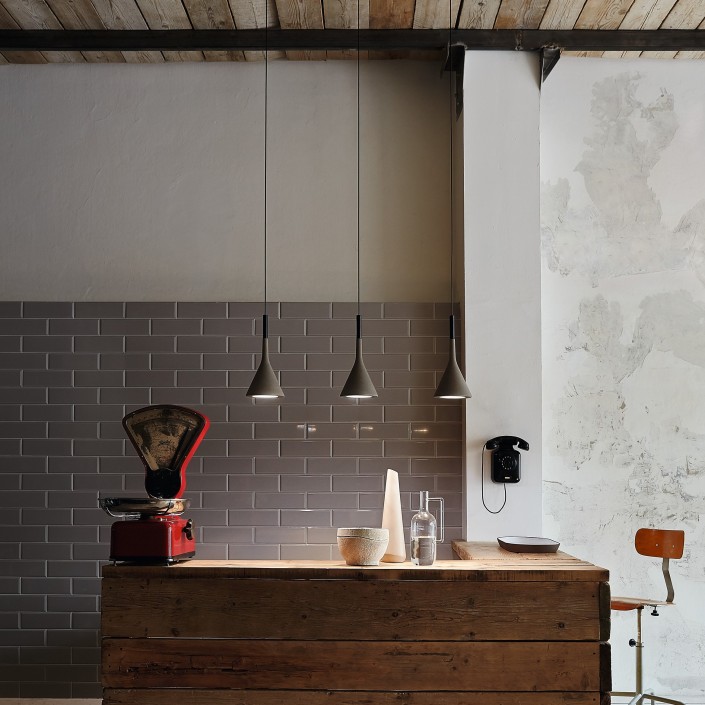 Suspension Aplomb LED gris Foscarini - Valente Design - mise en scène cuisine