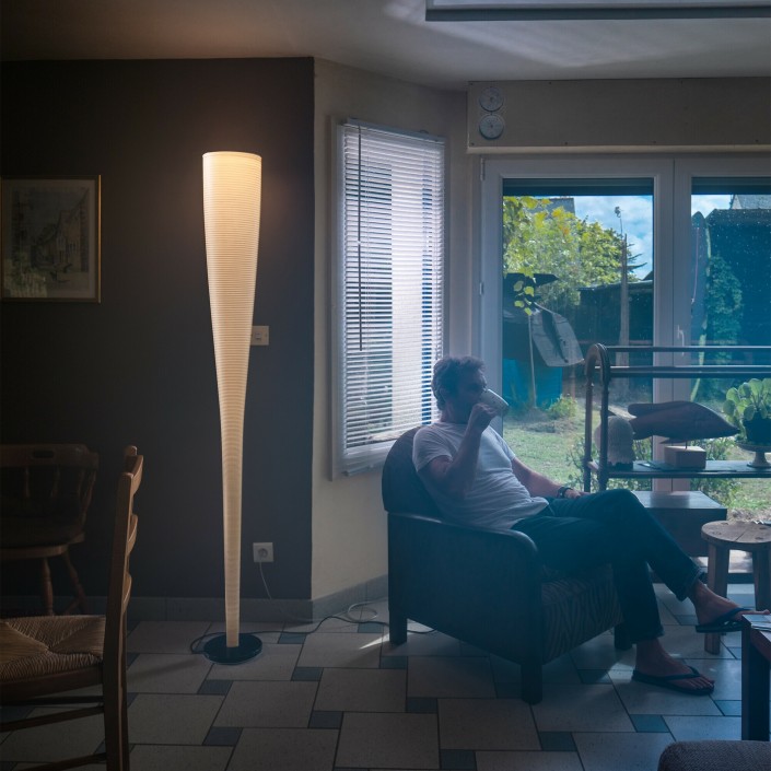 Lampadaire Mite LED noir Foscarini - Valente design - mise en scène allumé dans salon