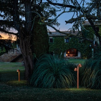 Bornes Nut B/60 B/90 et B/90 2L Outdoor couleur tuile - Bover Valente design - mise en scène éclairées dans jardin