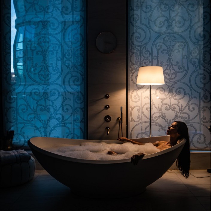 Lampadaire Lumière XXL Aluminium abat-jour blanc Foscarini - Valente Design mise en scène salle de bain