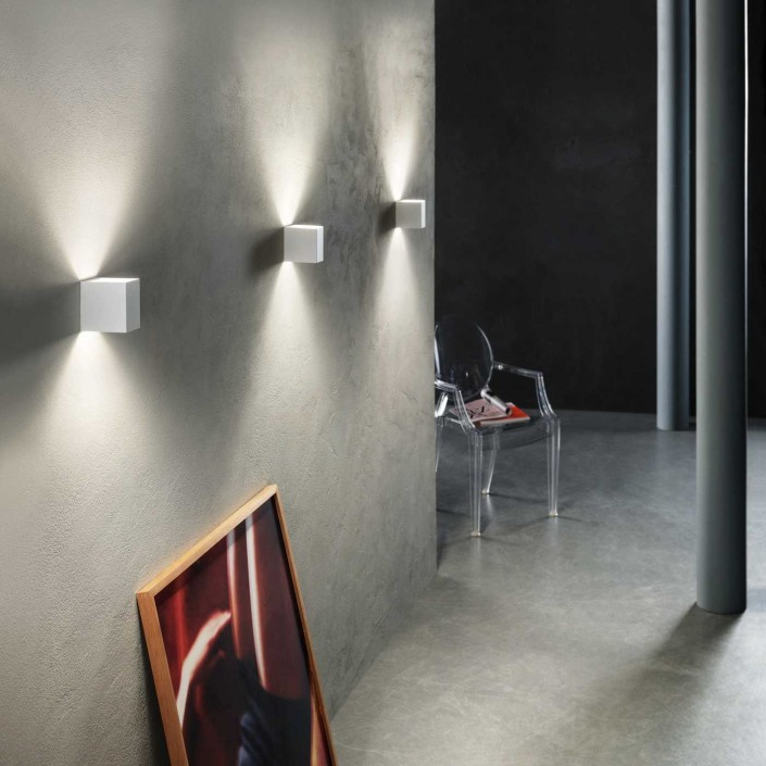 Applique / Plafonnier Laser Cube 10x10 blanc Lodes Studio Italia Design - Valente Design - mise en scène couloir