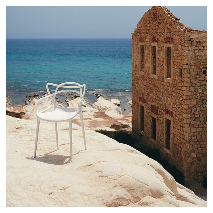 Solde Kartell ! Chaise MASTERS blanc Kartell - Valente Design - mise en scène rocher