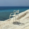 Chaise MASTERS blanc Kartell - Valente Design - mise en scène rocher et plage