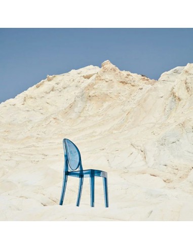 Chaise VICTORIA GHOST bleu poudré Kartell - Valente Design mise en scène à l'extérieur