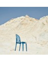 Chaise VICTORIA GHOST bleu poudré Kartell - Valente Design mise en scène à l'extérieur