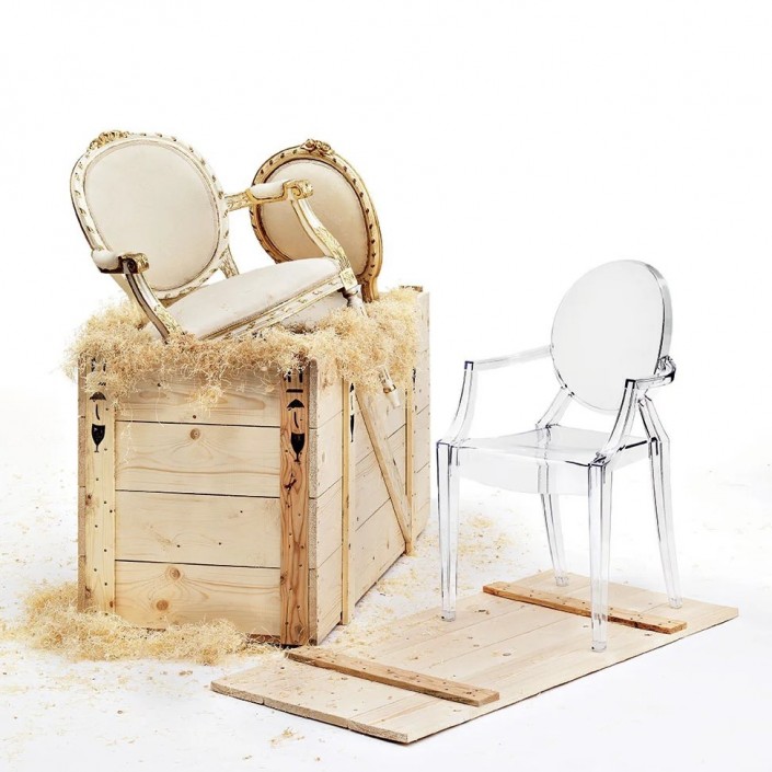 Chaise LOUIS GHOST cristal Kartell - Valente Design mise en scène avec fauteuil Louis XV