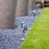 Éclairage d'une allée extérieure avec des spots piquet Bullet 40 cm de la marque Royal Botania disponible chez Valente Design