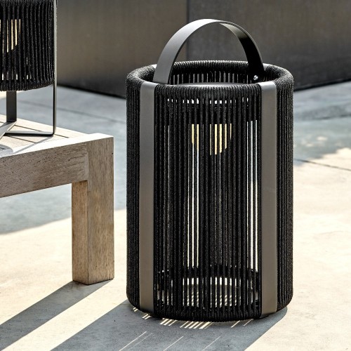 Lampe de sol solaire Ropy anthracite Royal Botania - Valente Design - mise en scène