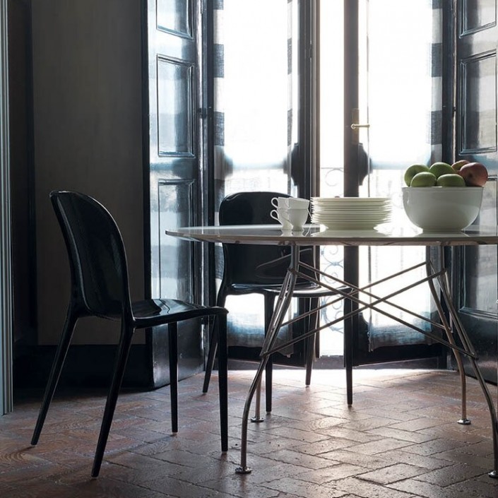 Table Glossy Marble Oval structure chrome - plateau gris tropical - Kartell Valente Design - mise en scène