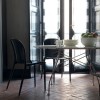 Table Glossy Marble Oval structure chrome - plateau gris tropical - Kartell Valente Design - mise en scène