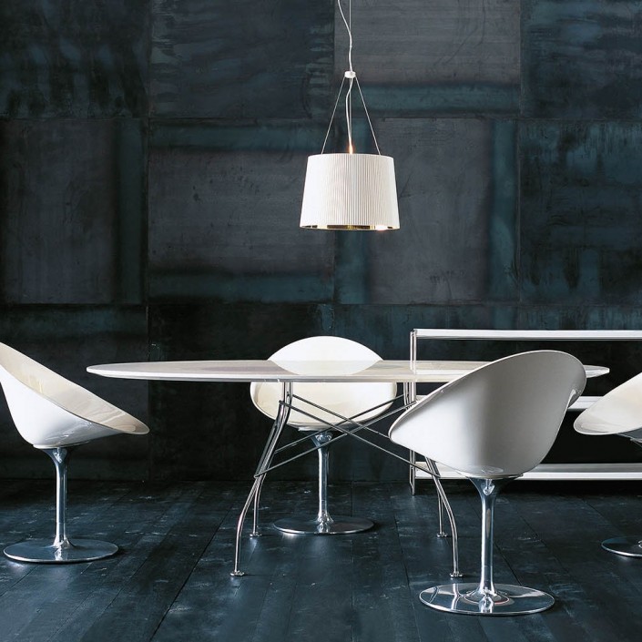 Table Glossy Marble Oval structure chrome - plateau marbre blanc - Kartell Valente Design - mise en scène