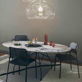 Table Glossy Marble Oval structure noir - plateau symphonie - Kartell Valente Design - mise en scène