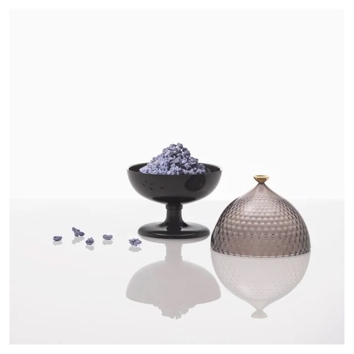 Centre de table PUMO noir fumé Kartell - Valente Design - avec friandises