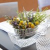 Centre de table U SHINE cristal Kartell - Valente Design - sur table avec bouquet jaune