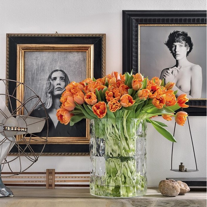 Vase MATELASSÉ cristal Kartell - Valente Design - avec bouquet de tulipes oranges