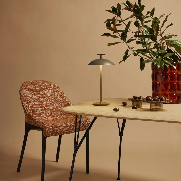 Vase MATELASSÉ ambre Kartell - Valente Design - sur bureau