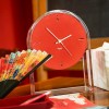 Horloge AIR DU TEMPS cristal/rouge Kartell - Valente Design - sur table