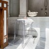 Tabouret CHARLES GHOST (lot de 2) 46 cm cristal Kartell - Valente Design - dans salle de bain
