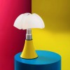 Lampe de table Pipistrello POP jaune Martinelli Luce - Valente Design - sur podium